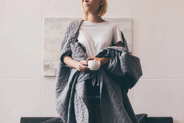 Mulher em cobertor com xícara de café — Fotos gratuitas
