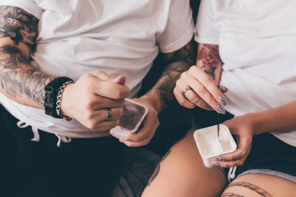 Couple eating yogurts in bed — Stock Photo, Image