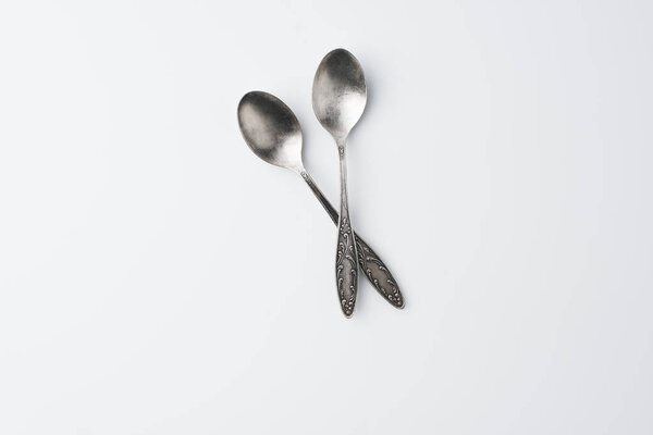 crossed spoons