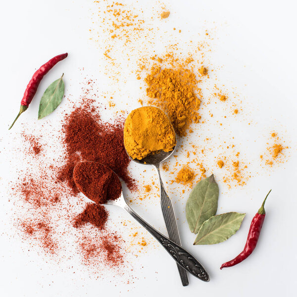 ложки с паприкой и карри
