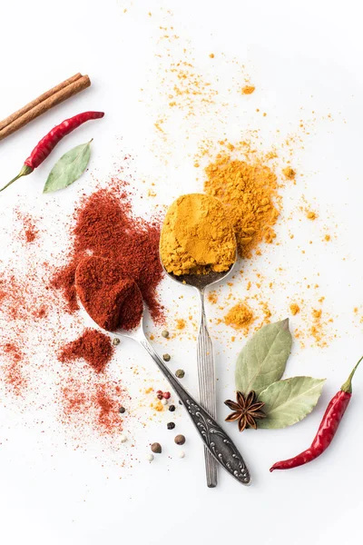 Spoons with paprika and curry — Stock Photo, Image