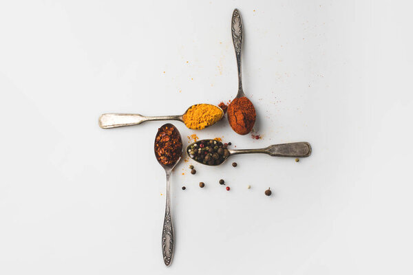 Ложки с различными специями
