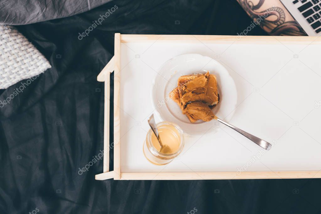 toasts with peanut butter