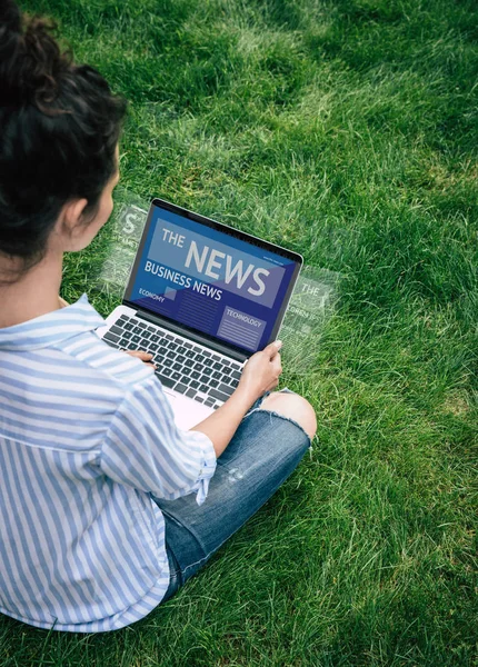 Computer und Smartphone auf dem Studentenschreibtisch — Stockfoto