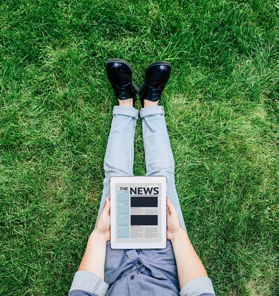 Person using digital tablet — Stock Photo, Image