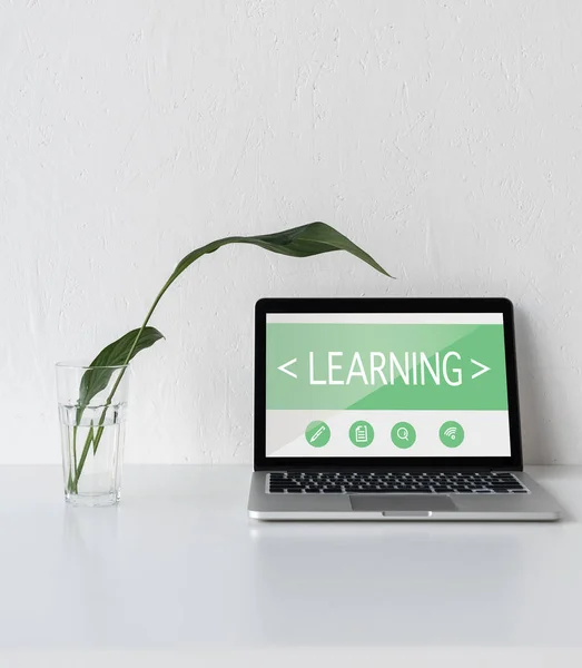 Computer and e-learning sign — Stock Photo, Image