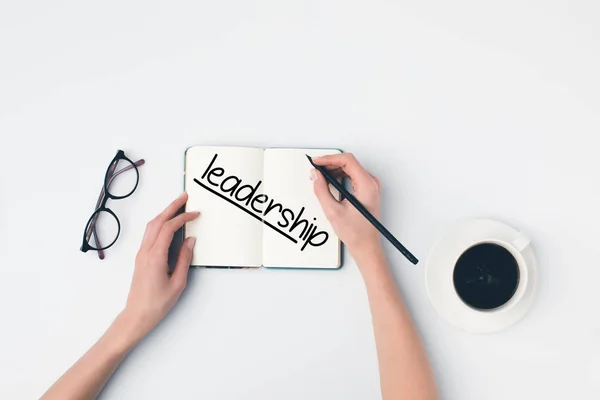 Writing leadership in notebook — Stock Photo, Image