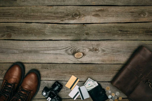 Tarjetas de crédito y efectivo con zapatos y cámara — Foto de Stock