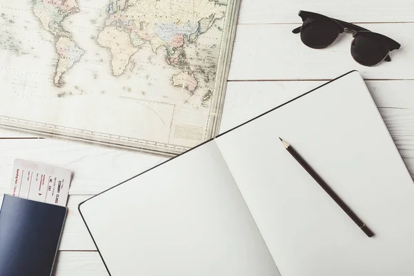 Mapa com caderno e lápis — Fotografia de Stock