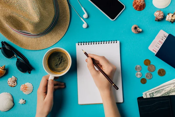 Mujer planeando viajar con cuaderno y lápiz — Foto de Stock