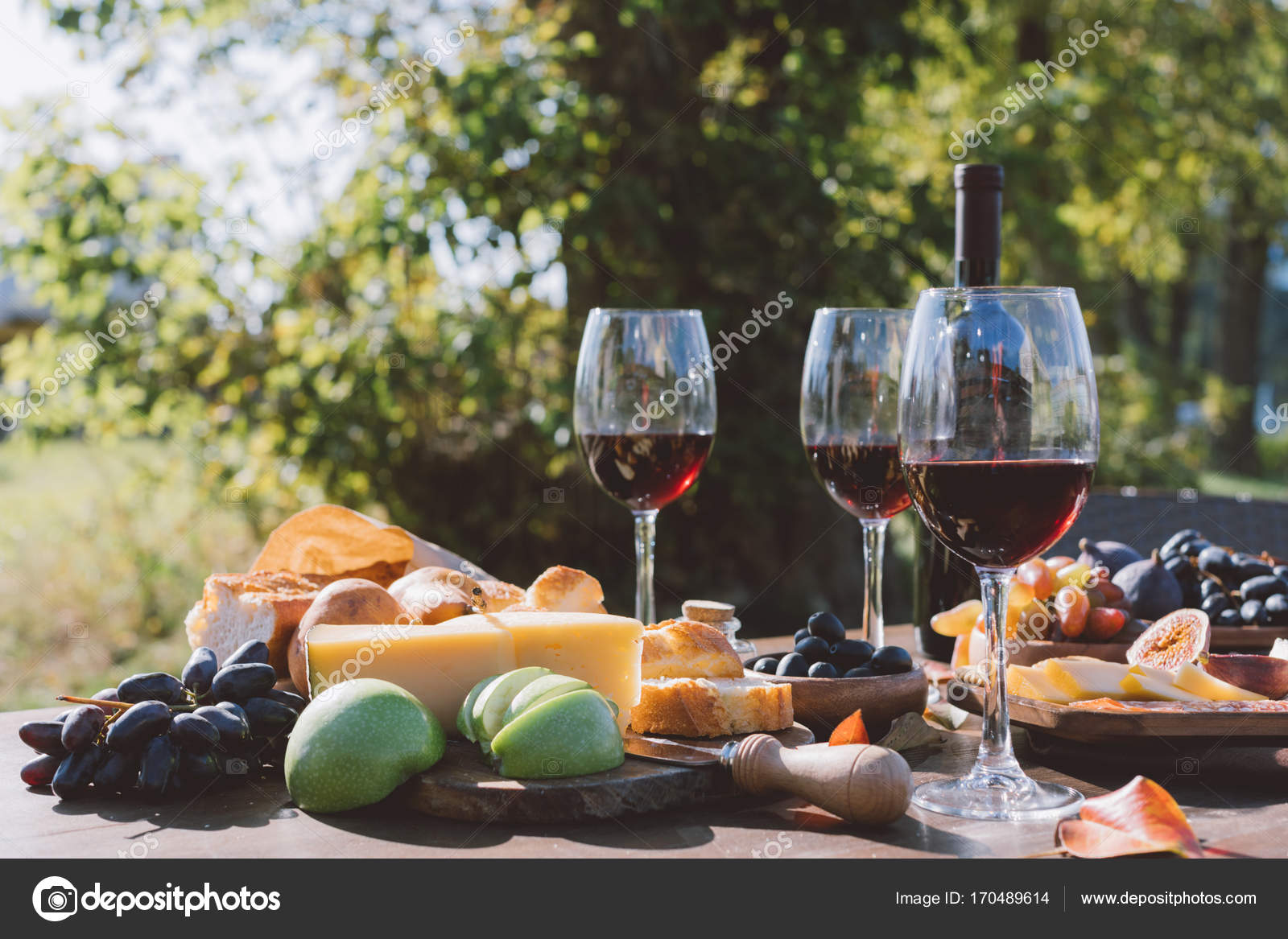 Wine with fruits and cheese Stock Photo by ©AntonMatyukha 170489614