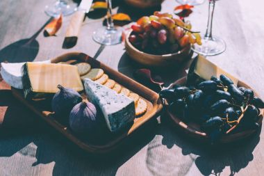 çeşitli şarap atıştırmalıklar