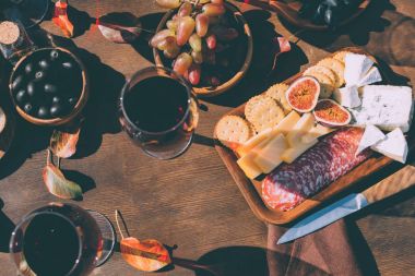 kırmızı şarap ve aperatifler