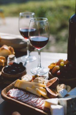 dilimlenmiş aperatifler ahşap plaka ile şarap
