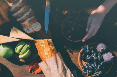 şarap aperatifler hazırlama kadın