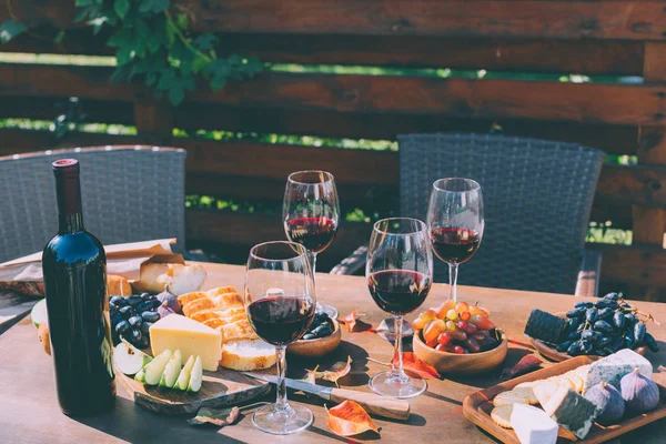 Red wine with various snacks — Stock Photo, Image