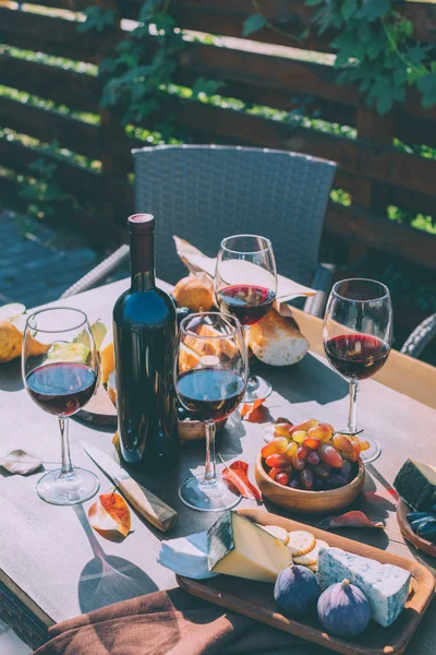 Vin roșu cu diverse gustări — Fotografie, imagine de stoc