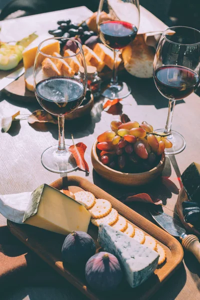 Red wine with various snacks — Stock Photo, Image