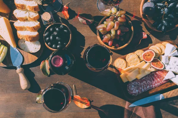 Red wine and snacks — Stock Photo, Image