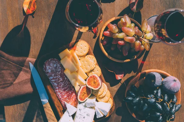 Rode wijn en snacks — Stockfoto