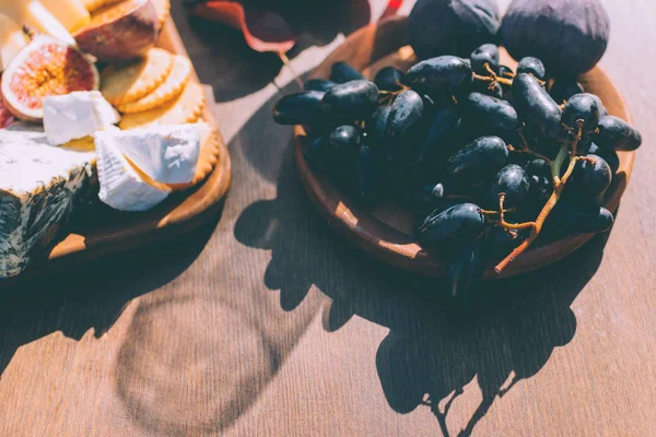 Wine snacks on wooden table — Stock Photo, Image