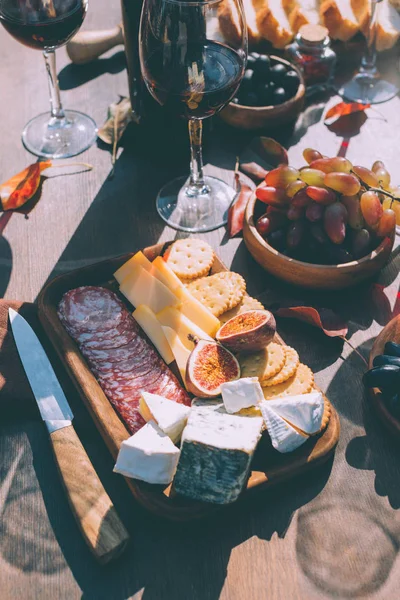 Snacks voor rode wijn — Stockfoto