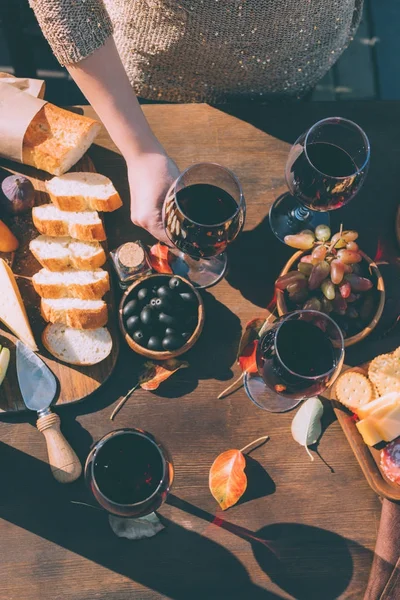 Mujer sosteniendo copa de vino — Foto de Stock