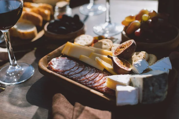 Various snacks for red wine — Stock Photo, Image