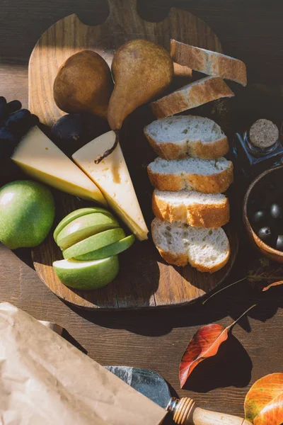 Snacks au vin sur table en bois — Photo gratuite