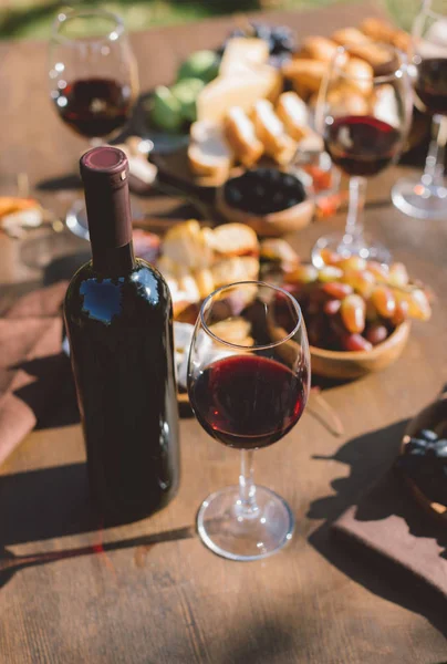 Red wine and various snacks — Stock Photo, Image