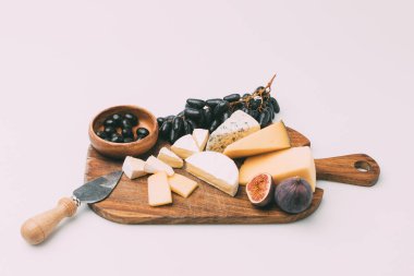aperatifler için şarap ahşap kesme tahtası üzerinde