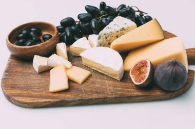 aperatifler için kesme tahtası üzerinde şarap