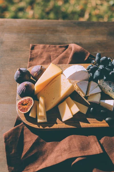 Wine snacks on cutting board — Stock Photo, Image