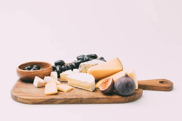 Snacks for wine on cutting board — Stock Photo, Image