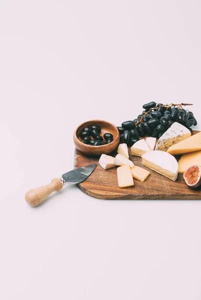 Snacks para vino en la tabla de cortar — Foto de Stock