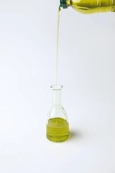Transfundir aceite de oliva casero — Foto de Stock