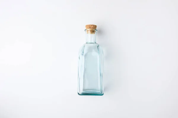 Botella de vidrio transparente con corcho — Foto de Stock