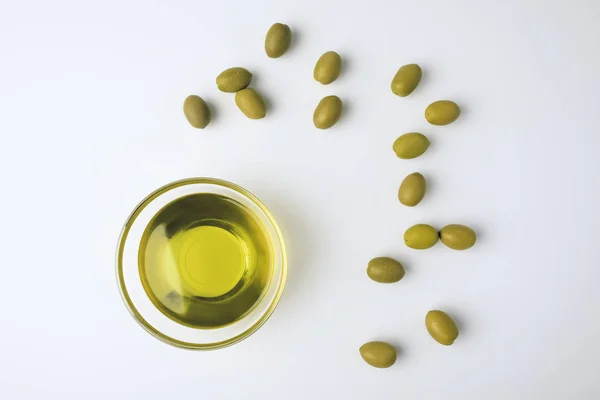 Tazón de vidrio con aceite de oliva —  Fotos de Stock