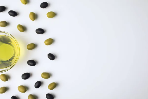 Skleněná miska s olivovým olejem — Stock fotografie