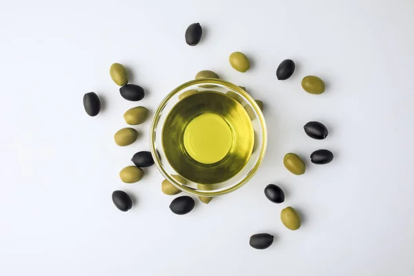 Tazón de vidrio con aceite de oliva — Foto de Stock