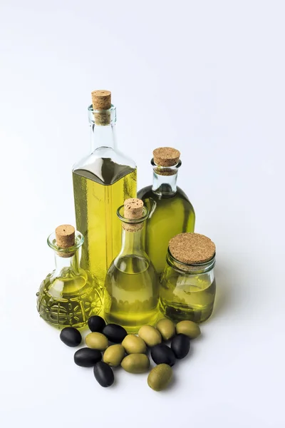 Botellas de vidrio con aceite de oliva —  Fotos de Stock