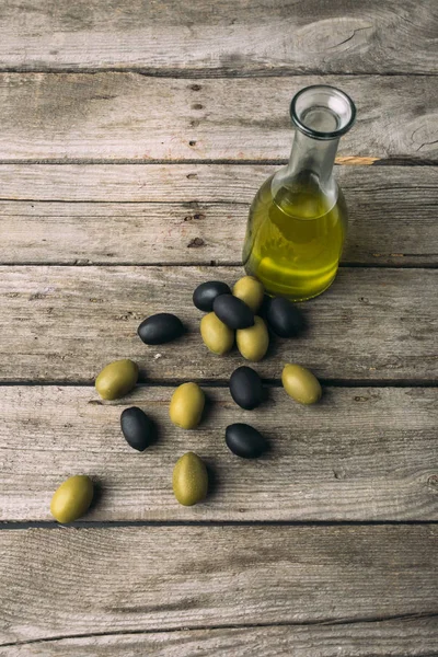 Botella de vidrio con aceite de oliva — Foto de Stock