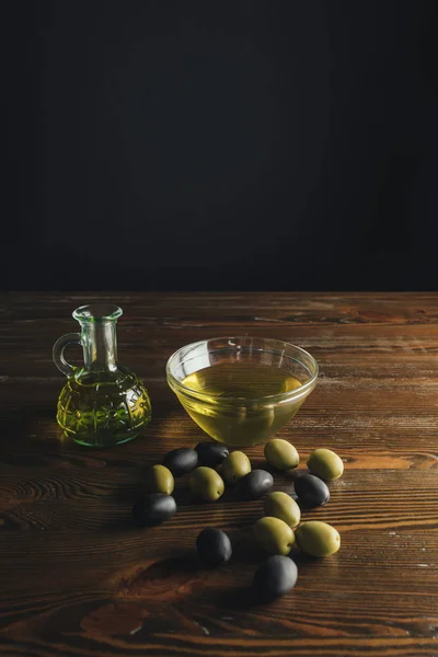 Szklana butelka i miskę z oliwy z oliwek — Zdjęcie stockowe