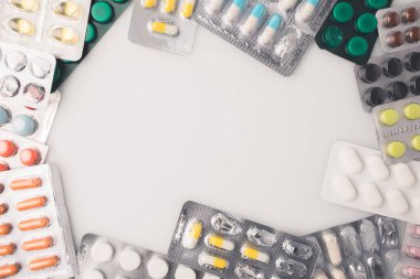 renkli hapları ile blister paketleri 