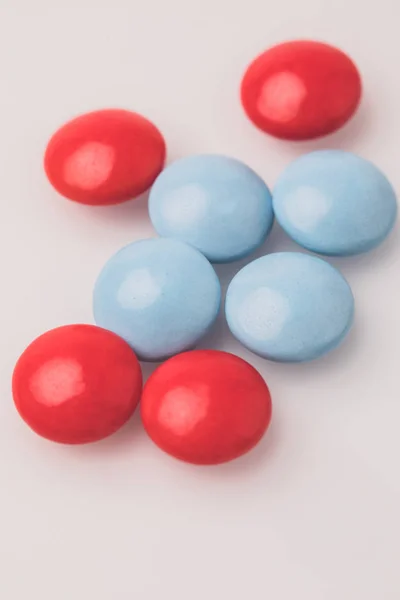 Blauwe en rode pillen — Stockfoto