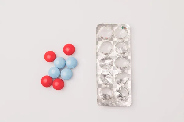 Rote und blaue Pillen und Blisterverpackung — Stockfoto