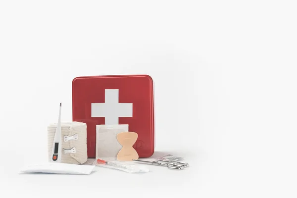 Kit de primeiros socorros com suprimentos médicos — Fotografia de Stock