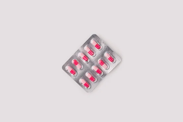 Blisterförpackning med röda och rosa piller — Stockfoto