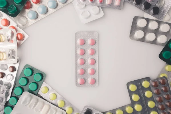 Blister con pastillas de color rosa — Foto de Stock