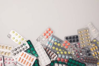 haplarla dağınık blister paketleri